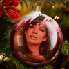 Fotomontaje en una esfera de árbol navideño